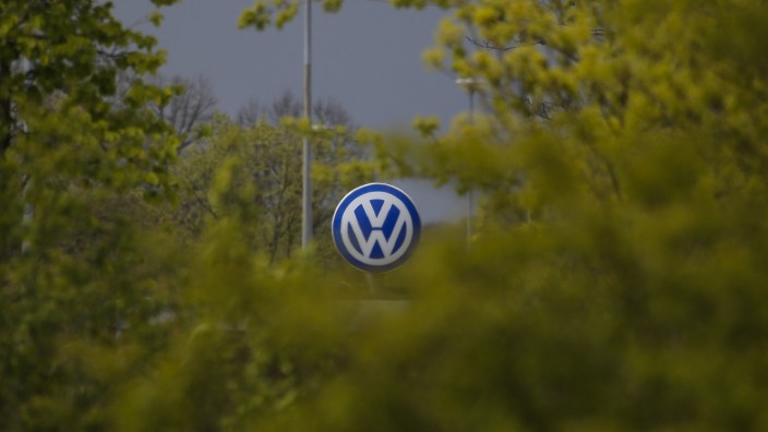 Nach VW-Abgasaffäre: Das Emblem des Volkswagen-Werks in Wolfsburg