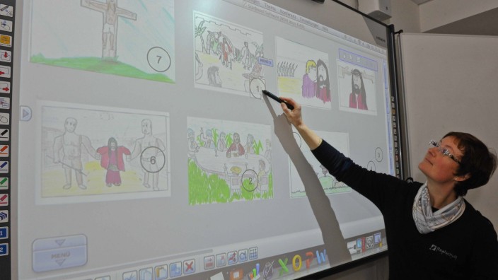 Mit digitalen Medien: An der Realschule Poing gibt es seit 2012 Whiteboards. Lehrerin Sonja Schraml baute sie sogleich in den Unterricht ein.