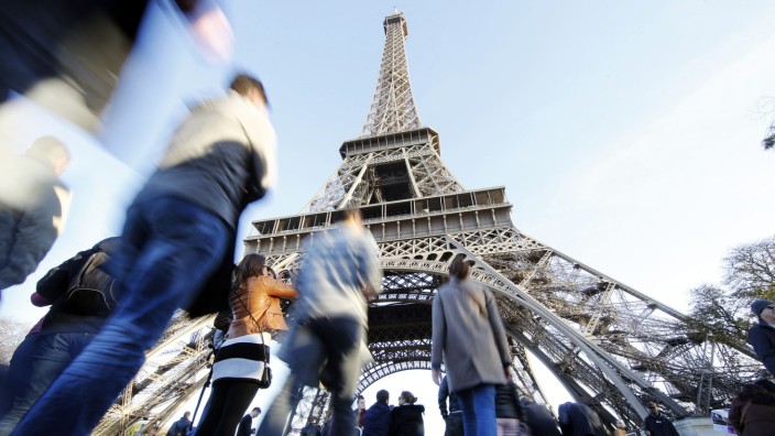 Touristen am Eiffelturm von Paris