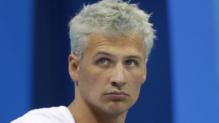Olympia: Ob mit Skandalen, blauen Haaren oder Auftritten in Tanz-Shows: US-Schwimmer Ryan Lochte zieht auch außerhalb des Pools Aufmerksamkeit auf sich.