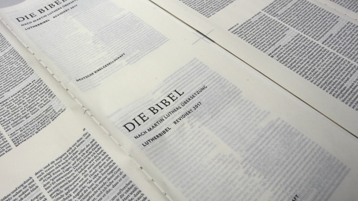 Andruck der neuen Version der Lutherbibel am 16 06 2016 in der Druckerei C H Beck in Noerdlingen B