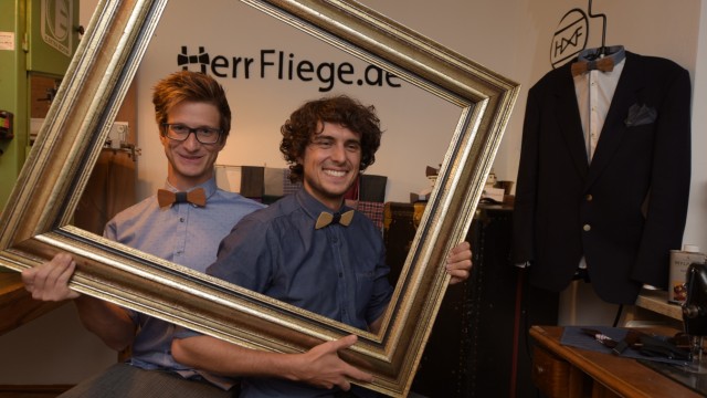 Junge Mode: Die Modemacher Philipp Fuß (li.) und Stefan Urbainczyk fertigen die Fliegen aus Holz von Hand.