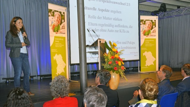 Fachtagung für Ernährung: "Es gibt einen Zusammenhang zwischen Migrationshintergrund und Übergewicht": Ayse Cicek erläutert im Veranstaltungsforum Fürstenfeld kulturelle Hintergründe.