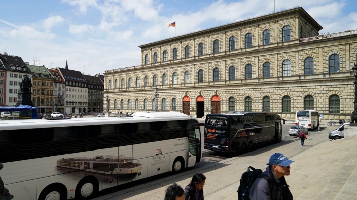 Münchner Innenstadt: "Halten verboten" könnte es bald für Reisebusse vor Residenz und Nationaltheater heißen.