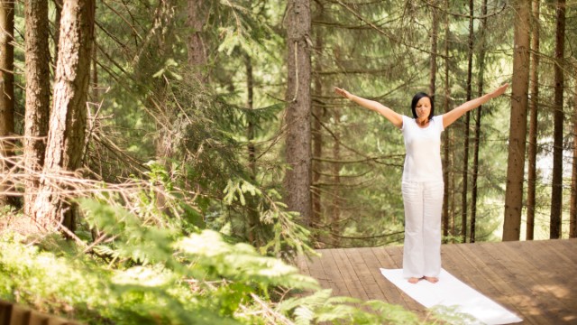 Sinn und Unsinn: In "Europas erstem Wald-Spa" kann man auf einer Lichtung meditieren und Yogaübungen machen.