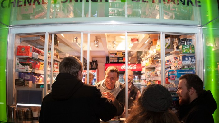 Thema des Tages: Ob Bier oder Süßigkeiten - im Kiosk an der Münchner Freiheit kann man 23 Stunden am Tag die Vorräte aufstocken.