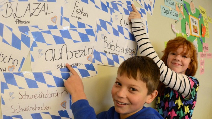 Augsburg: Was hilft Schülern? Einheitsdeutsch oder regionale Sprachvielfalt?