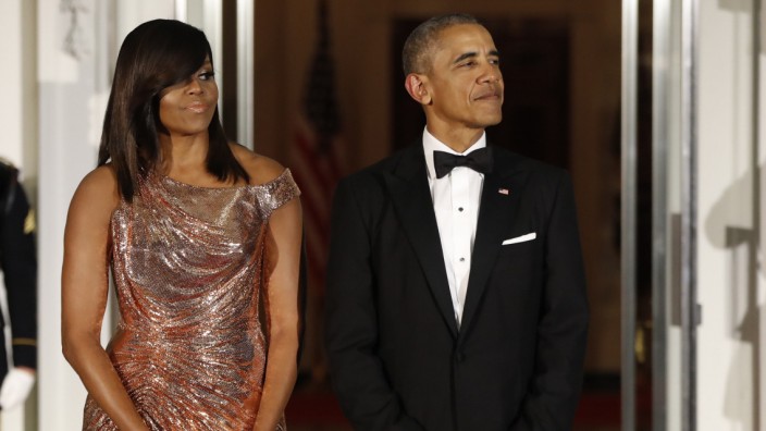 Mode: Barack Obama soll acht Jahre lang den gleichen Anzug bei offiziellen Anlässen getragen haben - während seine Frau Michelle Obama sich für jedes Bankett über die Kleiderwahl intensiver Gedanken machen musste.