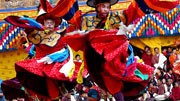 Bhutan: Mönche beim "Schwarzer-Hut-Tanz" auf dem farbenprächtigen Tsechu Fest.