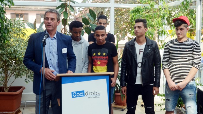 Flüchtlinge in Taufkirchen: Kontakt zu den Flüchtlingen hält der Taufkirchener Bürgermeister Franz Hofstetter, hier beim Jahresfest der Jugendwohngemeinschaft Puerto.