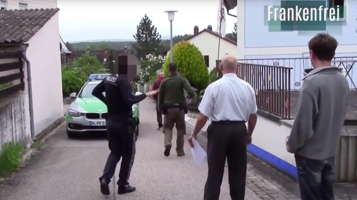 Georgensgmünd: Szene aus einem Youtube-Video, gedreht, als die Polizei den Angreifer von Georgensgmünd vor längerer Zeit besucht hat. Der gelbe Strich: Grenze seines Reichs.