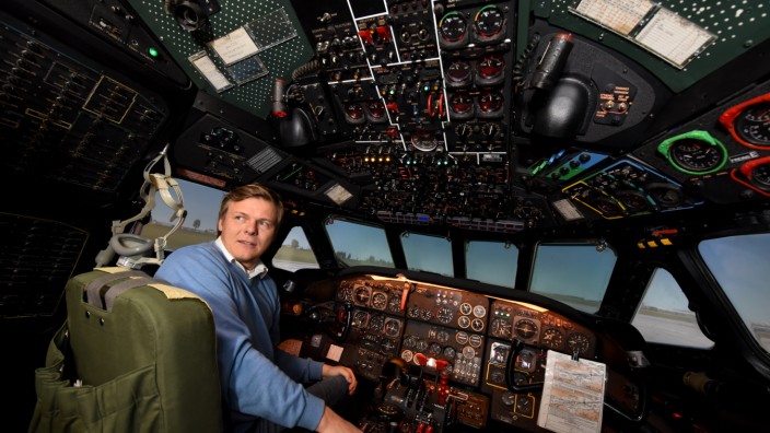 Abheben auf dem Boden: 5000 Arbeitsstunden hat Nils Alegren in den Umbau des Caravelle-Cockpits investiert.