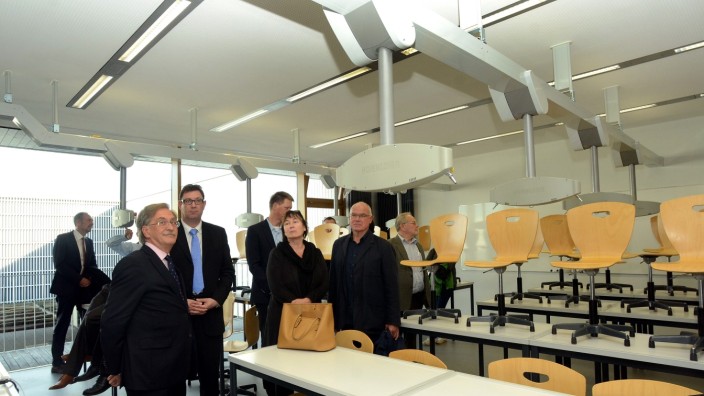 Korbinian-Aigner-Gymnasium: Stolz zeigt Schulleiter Hans-Joachim Fuhrig (links) seinen neuen Biologiesaal her.