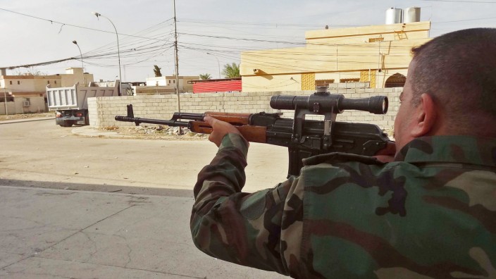 Irak: Nach den vom IS verübten Anschlägen patouilliert ein kurdischer Soldat in einem südlichen Stadtviertel von Kirkuk.