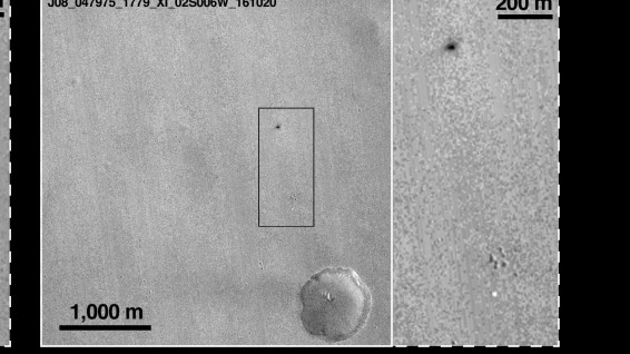 Raumfahrt: Die neuen Bilder von der Marsoberfläche lieferte die Raumsonde "Mars Reconnaissance Orbiter" der US-Raumfahrtbehörde Nasa. Der weiße Punkt stammt wahrscheinlich vom Bremsfallschirm der Schiaparelli; der große dunkle dürfte Oberflächenmaterial sein, das bei dem Aufprall in die Luft wirbelte.