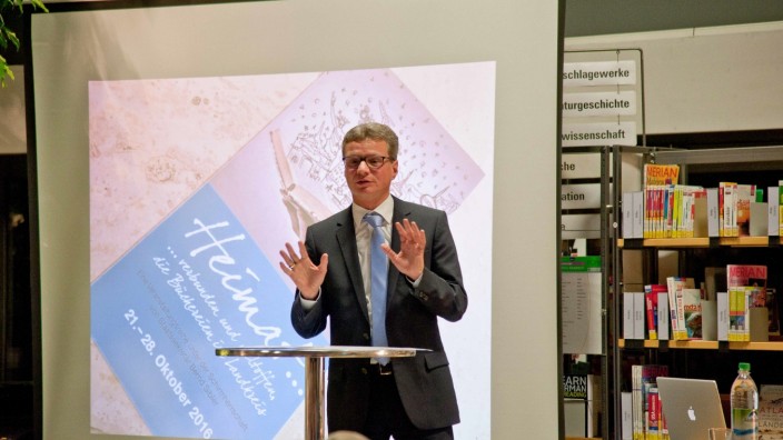 Vaterstetten: Staatssekretär Bernd Sibler eröffnet in Vaterstetten die Heimat-Woche der Bibliotheken.