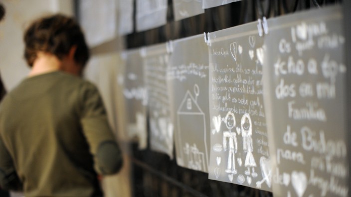 Schüler schreiben "L(i)ebensbriefe" an Verstorbene zu Allerheiligen in München, 2014