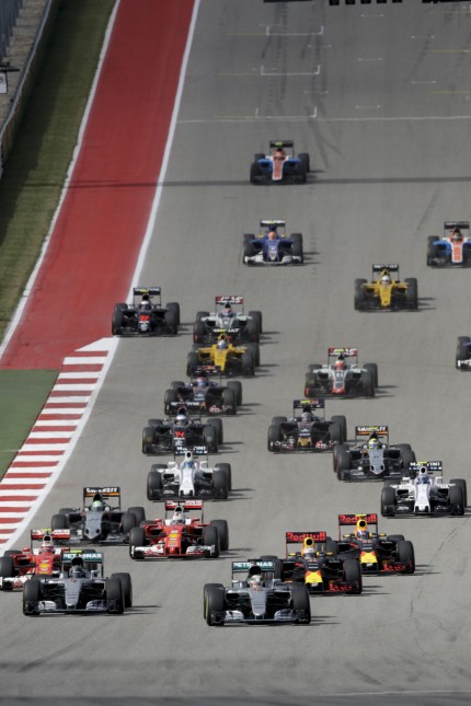 Grand Prix in Austin/Texas: Unbedrängt: Lewis Hamilton (rechts) gewinnt den Start gegen seinen Mercedes- Kollegen Nico Rosberg (links) und so auch das Rennen in Austin/Texas.