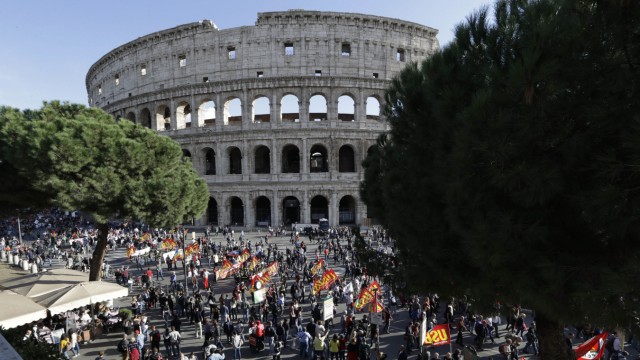 Italien: Protest vor historischer Kulisse: Am Kolosseum in Rom gab es am Wochenende Demonstrationen gegen den Kurs von Premier Matteo Renzi.