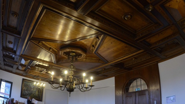 Geschichte: Die Decke des Alten Sitzungssaals im Dachauer Rathaus ist ein kulturhistorisches Dokument. Der Raum auch ein religionshistorisches.