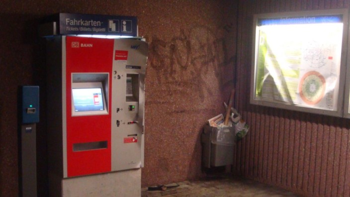 Aufgebrochener Fahrkartenautomat in Malching