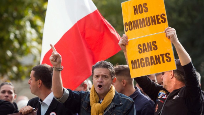 Flüchtlingsdebatte in Frankreich: "Keine Migranten in unseren Gemeinden": Unterstützer des Front National demonstrieren im südfranzösischen La Tour-d'Aigues gegen den möglichen Zuzug von Flüchtlingen.