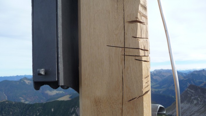 Lenggries: Zahlreiche Einschnitte und Kerben hat ein bislang noch unbekannter Täter in das gerade erst errichtete, neue Gipfelkreuz auf dem Schafreuter gesägt.