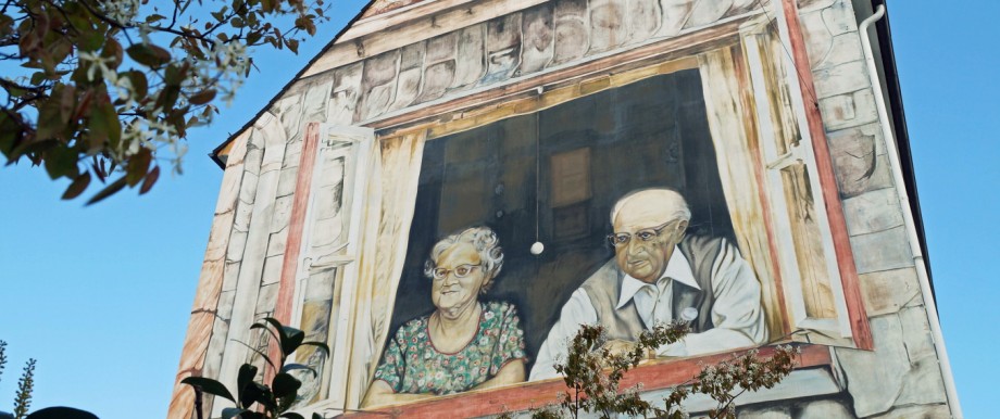 Alterssicherung: Wer nicht rechtzeitig vorsorgt, wird im Alter Probleme bekommen, das Rentnerdasein, wie auf diesem Wandbild in Bremen, zu genießen.