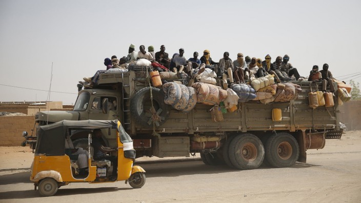 Wider Image - Smuggled through Niger