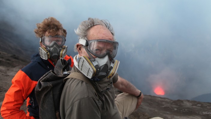 Herzog-Doku bei Netflix: Der Regisseur und sein Lieblings-Vulkanologe: Werner Herzog (rechts) mit Clive Oppenheimer in Vanuatu.