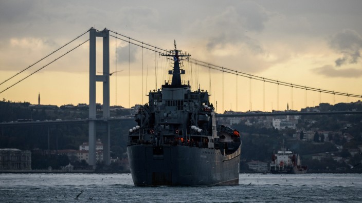 Nato: Die russische BSF Nikolay Flichenkov 152 passiert den Bosporus mit Kurs auf Tartus. Nun ist ein weiterer großer Verband auf dem Weg nach Syrien.