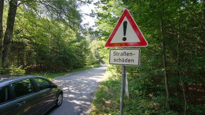 "Gefahr in Verzug": Die Grundstraße zwischen Königsdorf und Geretsried muss saniert werden - doch das ist teuer.