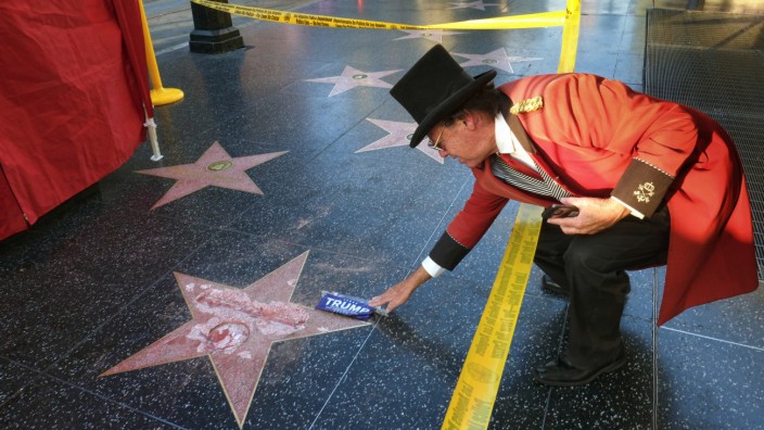 US-Wahlkampf: Gregg Donovan, der sich selbst den unoffiziellen "Hollywood-Botschafter" nennt, vor dem demolierten Stern von Donald Trump auf dem Walk of Fame.