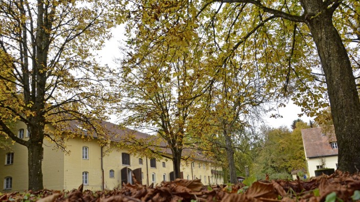 Eichenau/Puchheim: Der Gutshof von Roggenstein war bis zur Säkularisation ein Meierhof von Kloster Fürstenfeld. Inzwischen wird er von der TU München genutzt.