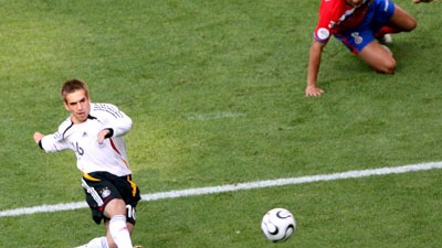 Fußballfans in Gefahr: WM 2006: Tore wie dieses - Sie erinnern sich? - bringen manche Herzen aus dem Takt.