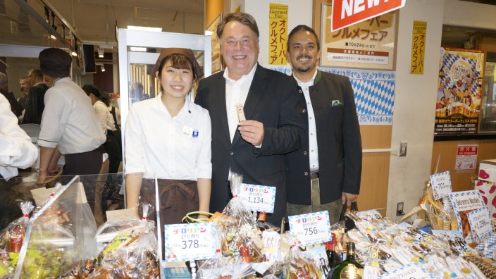Reise: Hier bitte, Leckereien aus Bayern: Landwirtschaftsminister Brunner präsentiert in Fukuoka Spezialitäten aus dem Freistaat.