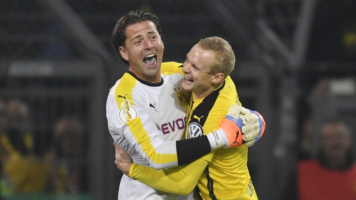 Borussia Dortmund: Roman Weidenfeller feiert mit Sebastian Rode den Sieg im Elfmeterschießen.