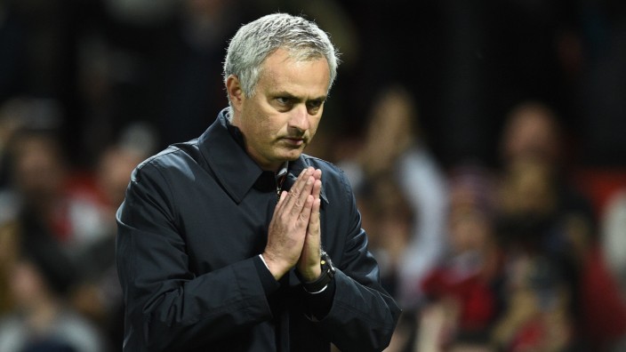 Manchester United: José Mourinho und seine Geste der Entschuldigung.