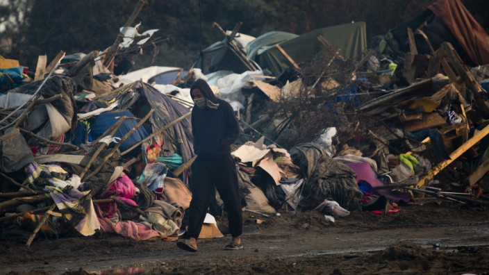 Räumung des Lagers in Calais: Auch am Freitagvormittag läuft noch ein Flüchtling durch das zerstörte Lager in Calais. Am Mittwoch hatten die französischen Behörden die Räumung für abgeschlossen erklärt.