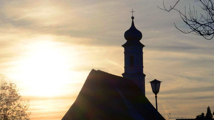 Sonnenuntergang aufgenommen in der Ortschaft Pflaumdorf Bayern am 2 November 2014