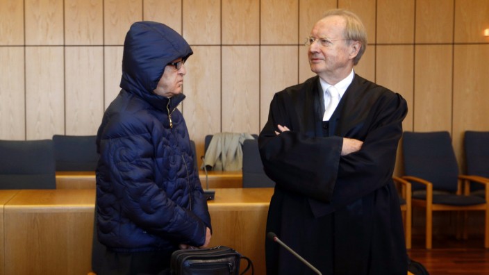 Prozesse: "Man kann das glauben oder nicht", sagt Rechtsanwalt Rainer Hamm (rechts) zu den fantastischen Geschichten seines Mandanten Werner Mauss.
