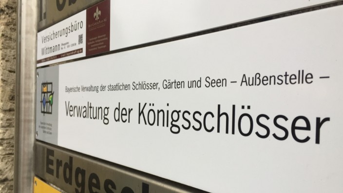 Behördenverlagerung: Das Schild hängt schon, doch das Büro in Garmisch-Partenkirchen ist leer und bleibt es wohl auch.