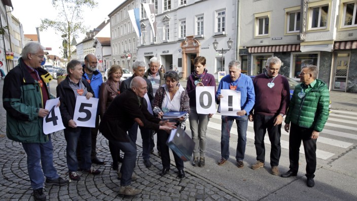 Bürgerentscheid: Stimmen mit Gewicht: Als Stephanie Hanna-Necker die Ordner mit den Unterschriftenlisten übergibt, gleiten sie dem Zweiten Bürgermeister Fritz Schnaller (SPD) erst einmal aus der Hand.