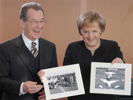 Angela Merkel überreicht vor Beginn der Kabinettssitzung Franz Müntefering (SPD) zum Abschied Fotos Foto: dpa