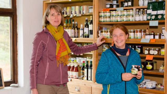 Schlehdorf: Britta-Marei Lanzenberger (l.) und Birgit Jocher präsentieren Regionalprodukte.