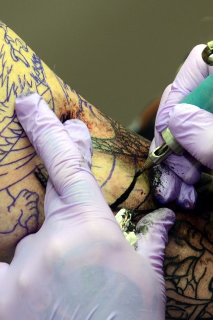 Tätowierer sind gefragt: Die Erdinger kennen keine Angst davor, dass ihnen ihr Tattoo irgendwann nicht mehr gefällt.