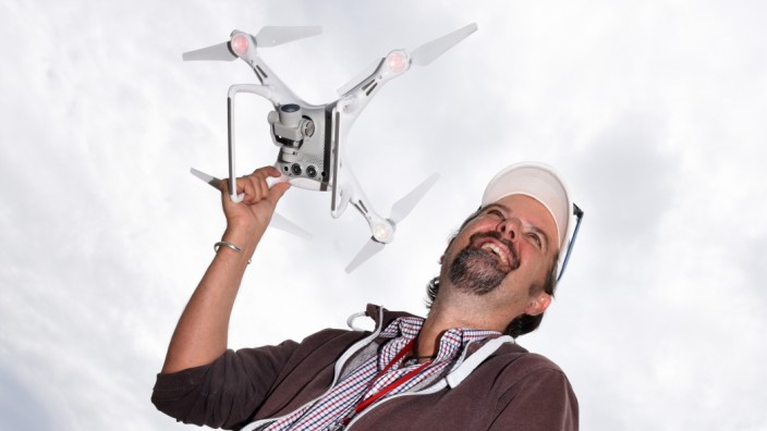 Fluggerät: "Drohnen sind das neue Web", sagt Frank Lemm. Er bildet Piloten aus und glaubt, dass die Kameras eine Ära prägen werden wie das Internet.