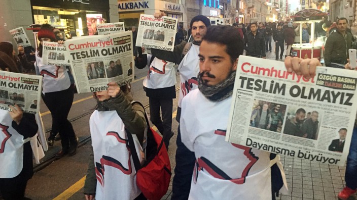 Demonstranten protestieren im November 2016 in Istanbul gegen die Festnahme von Mitarbeitern der Zeitung Cumhuriyet.