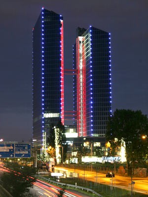 high light towers bei nacht