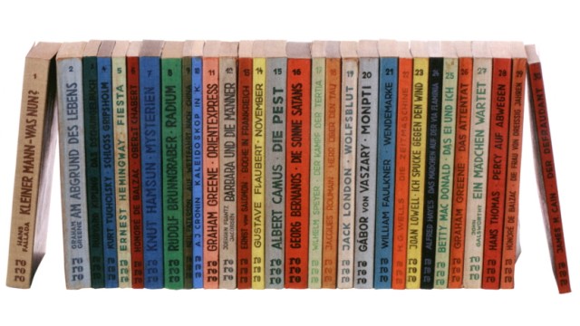 Literatur: Die unverwechselbare grafische Gestaltung der Buchumschläge wurde zum Alleinstellungsmerkmal der verschiedenen Taschenbuchreihen. Die Verlage schufen dadurch eine feste Markenbindung.